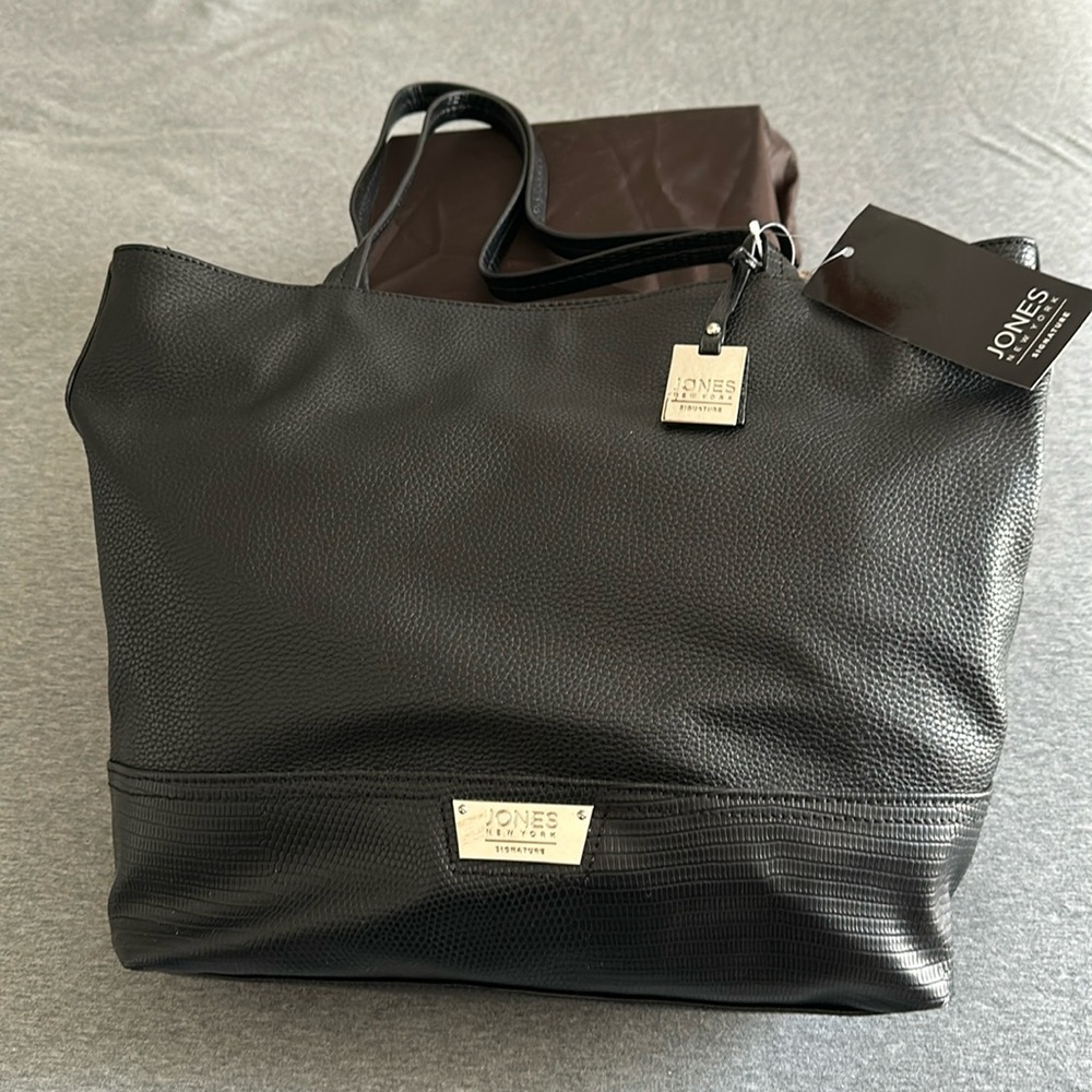 JONES New York Tote
Black
12 x 12 x 5
10 inch straps (from center to tote)